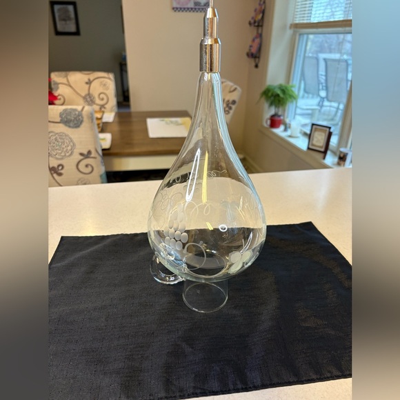 Vintage Etched Glass Wine Aerator/Decanter With Handle - Picture 4 of 5